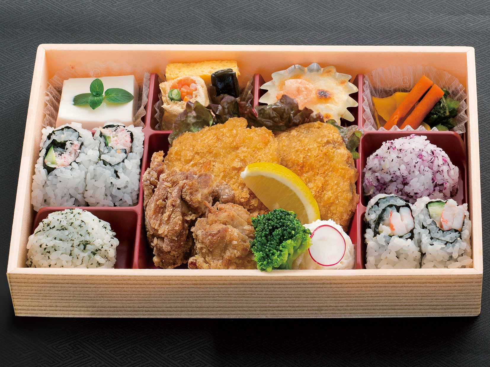 【仕】［彩弁当］ひれかつ・若鶏の唐揚弁当＜出前＞